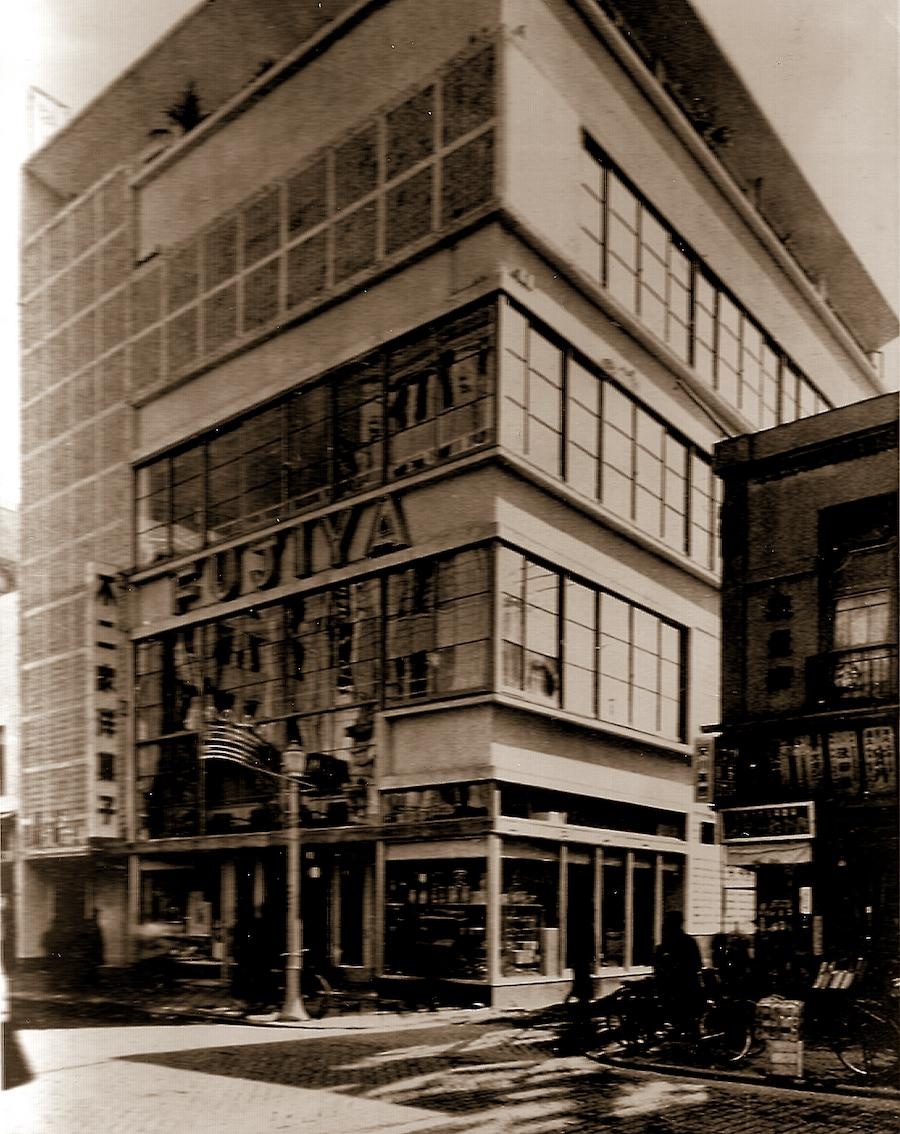1937年(昭和12年)に新築開店した不二家伊勢佐木町店。1922年(大正11年)に開店していたが、翌年9月の関東大震災で焼失。現在は横浜センター店として営業している