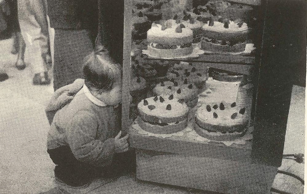 1958年(昭和33年)頃の店頭の様子。男の子の視線の先にはホールサイズのショートケーキが