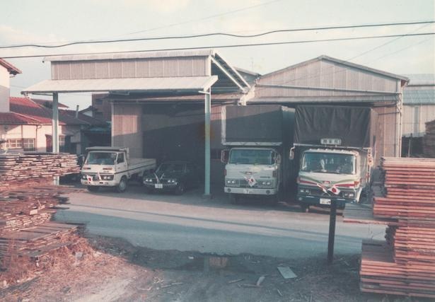  創業数年後の事務所の様子。左端のトラックが最初の一台