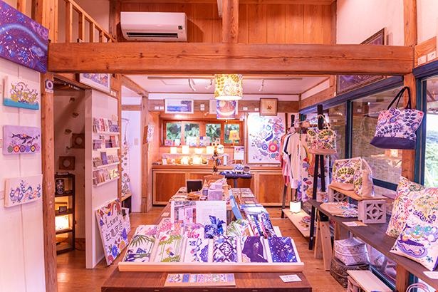 海が見える沖縄の古民家で営む「虹亀商店」。紅型の高級な作品だけでなく子どもが購入できるような作品も同時に販売