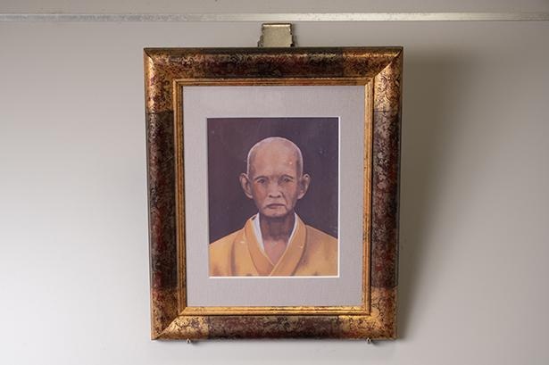 創業者の新里蒲(カマ) は、首里三箇の赤田出身。これは創業者の肖像画