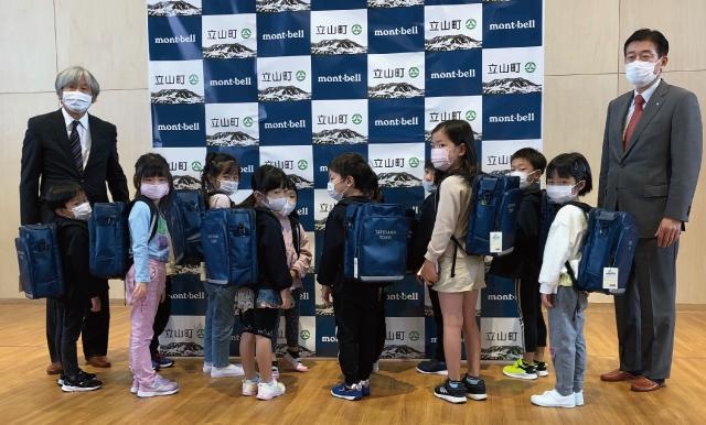 10月11日に富山県立山町で行われた贈呈式。立山町では、2023年度入学予定の児童全員に「わんパック」の無償配布を行う