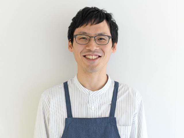 人気レシピサイト「白ごはん.com」の中の人、冨田ただすけさん。食品加工会社の研究開発の仕事の傍ら始めたサイトが伸び、独立するにいたった