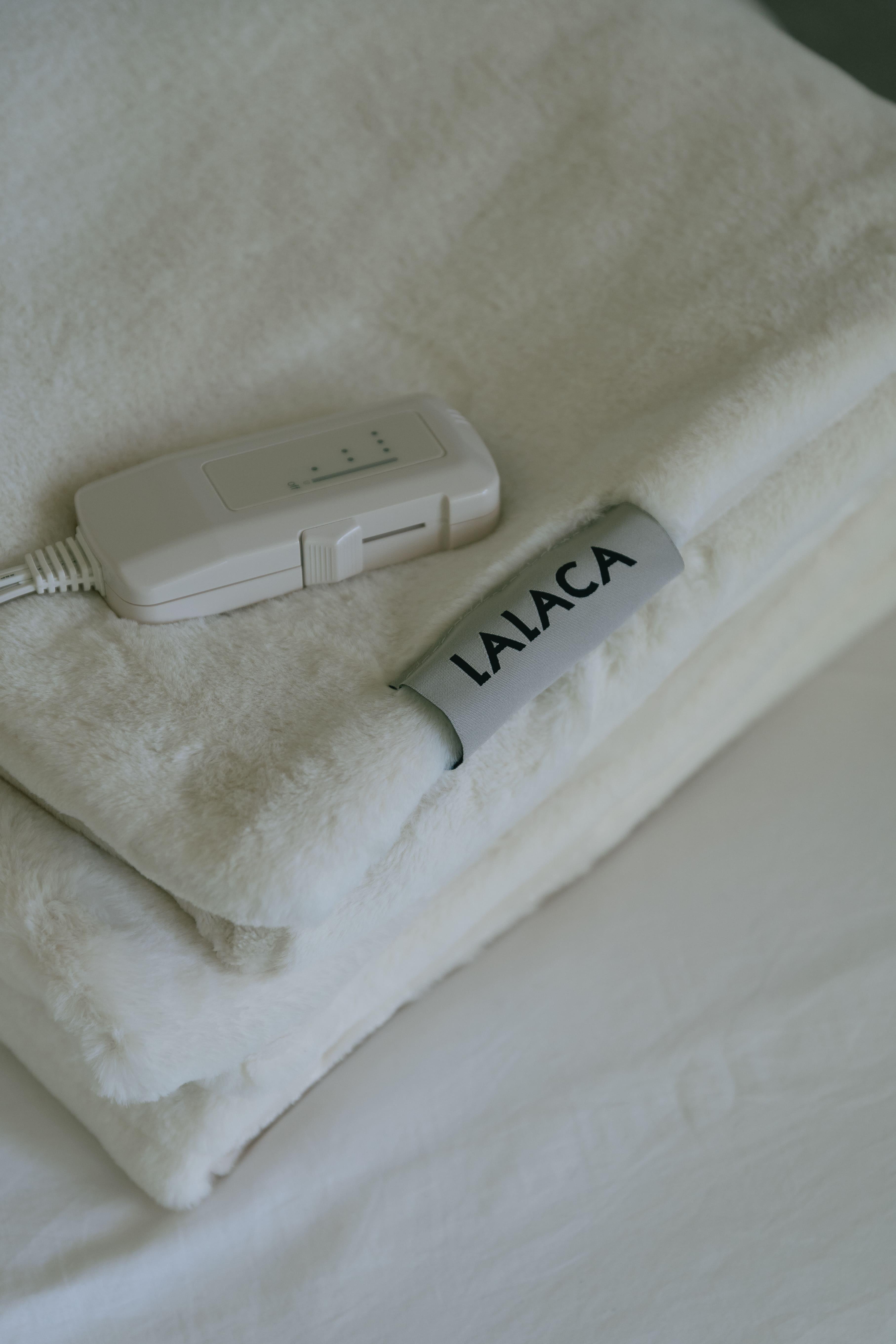 伊藤忠商事発のライフスタイルブランド「LALACA」から、電気で温める「heated blanket」が発売中