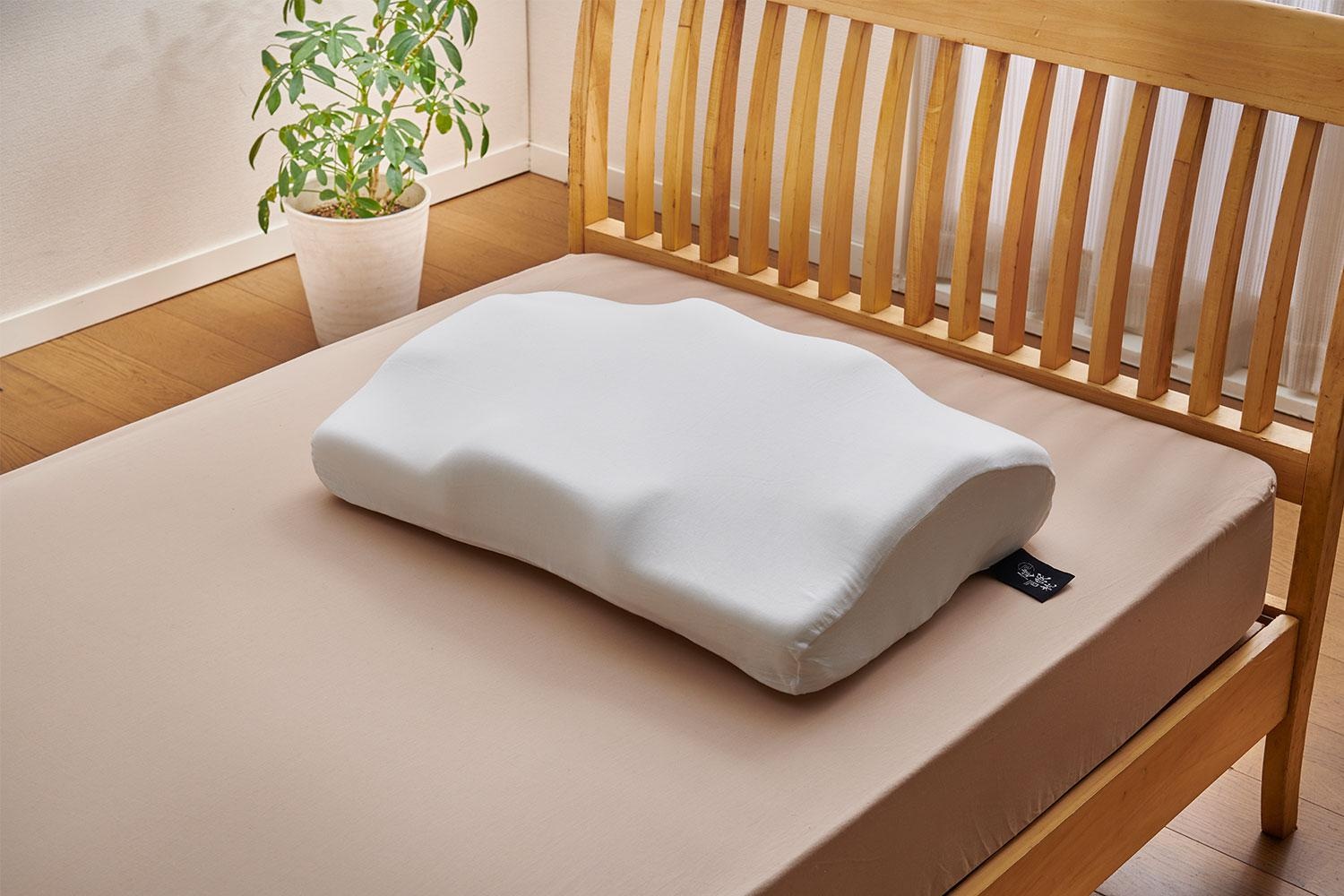 『健眠枕』はどんな姿勢で寝ても体への負担が軽くなる形状になっている