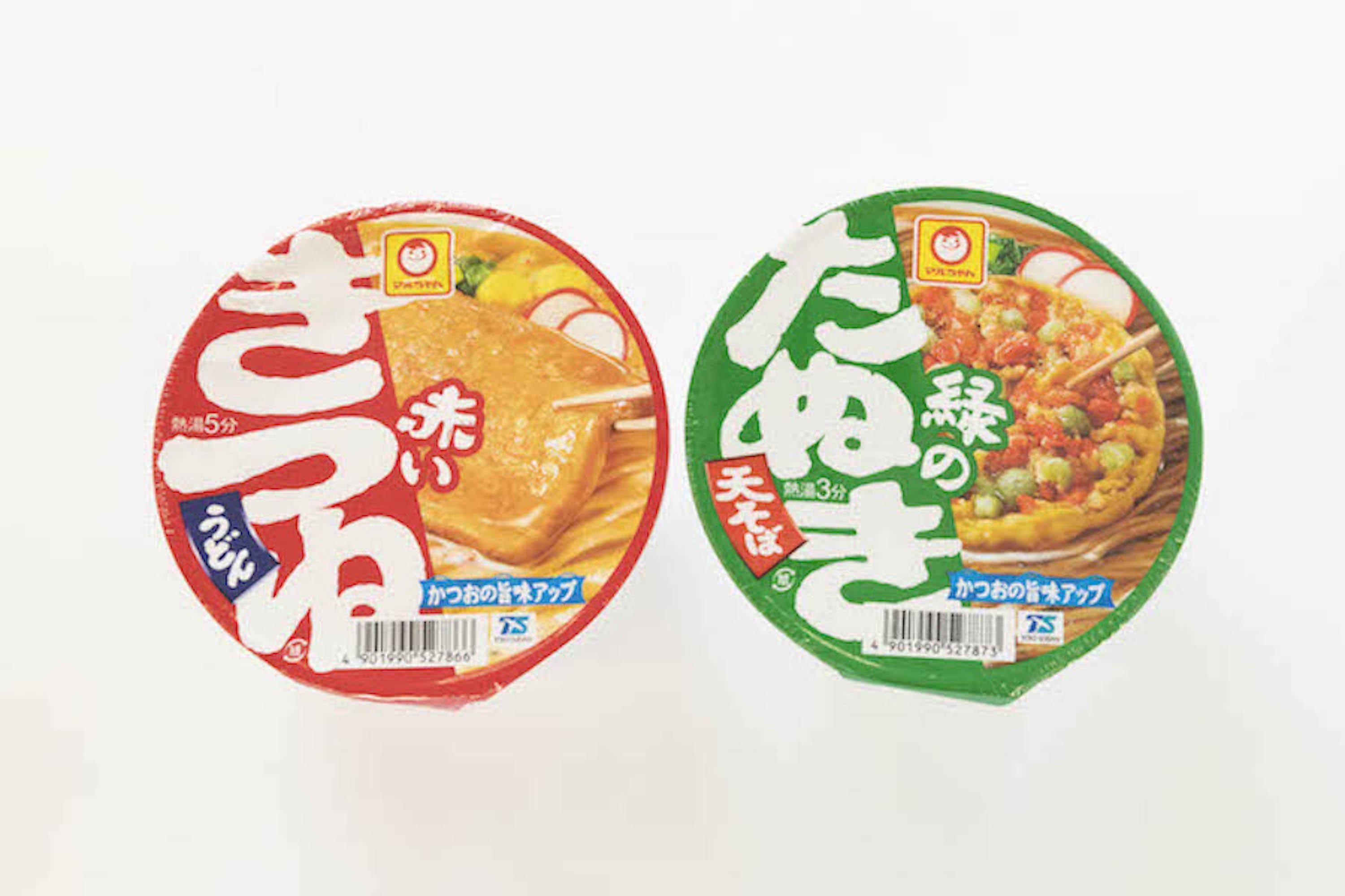 東日本向けの赤いきつねと緑のたぬき。パッケージの下の方に小さく「E」と書かれている
