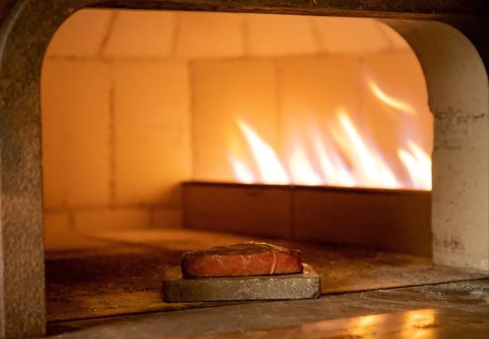 高温石窯調理で食材のうま味を引き出す、新たな“焼き技”を導入