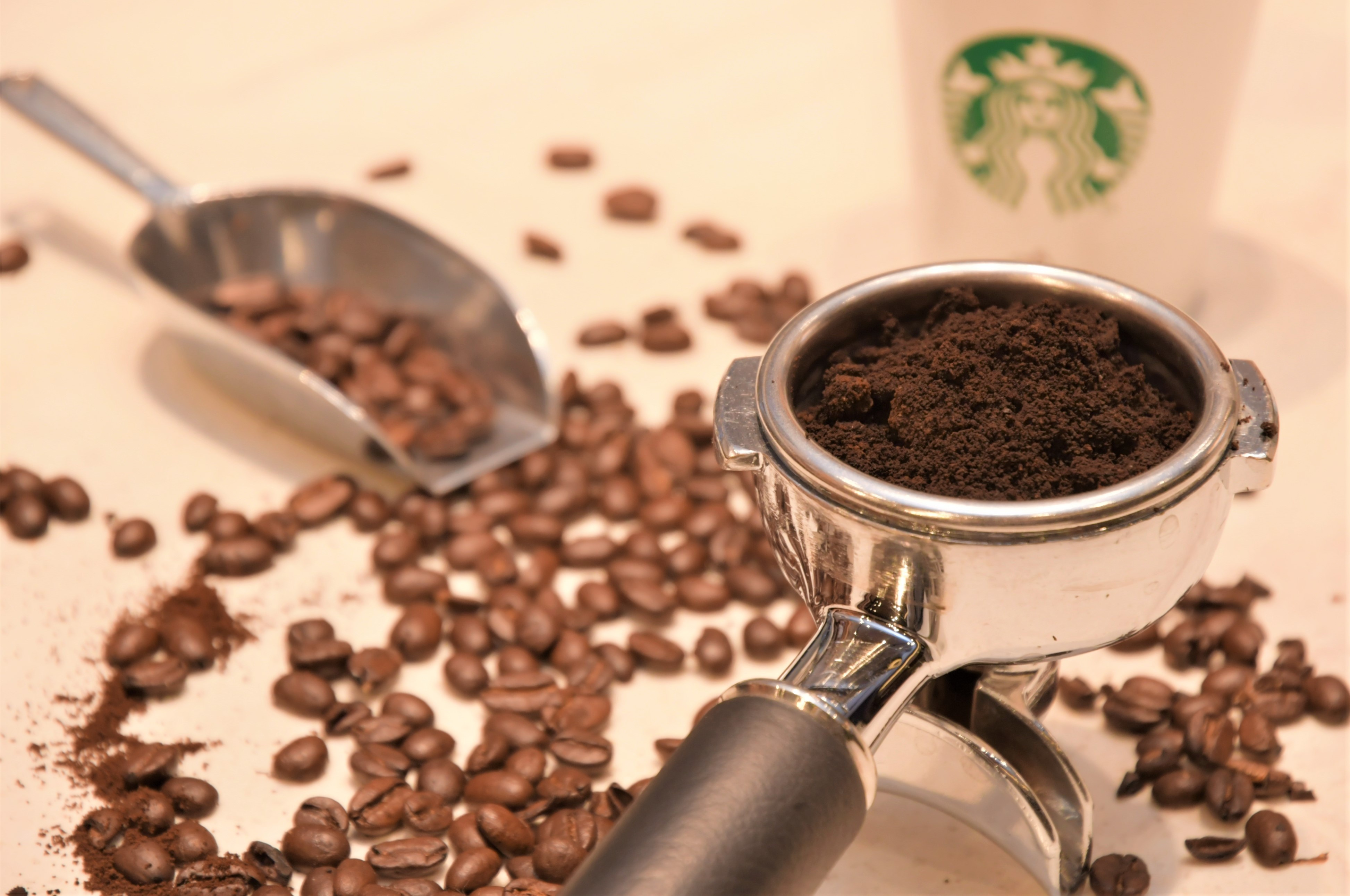 コーヒーを淹れたときに豆かすはつきもの。スターバックスではただ廃棄するのではなく、たい肥にすることで良い循環を作ろうとしている