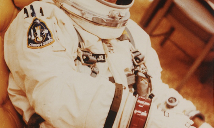 宇宙飛行士の右肩のポケットにはサインペンのクリップが