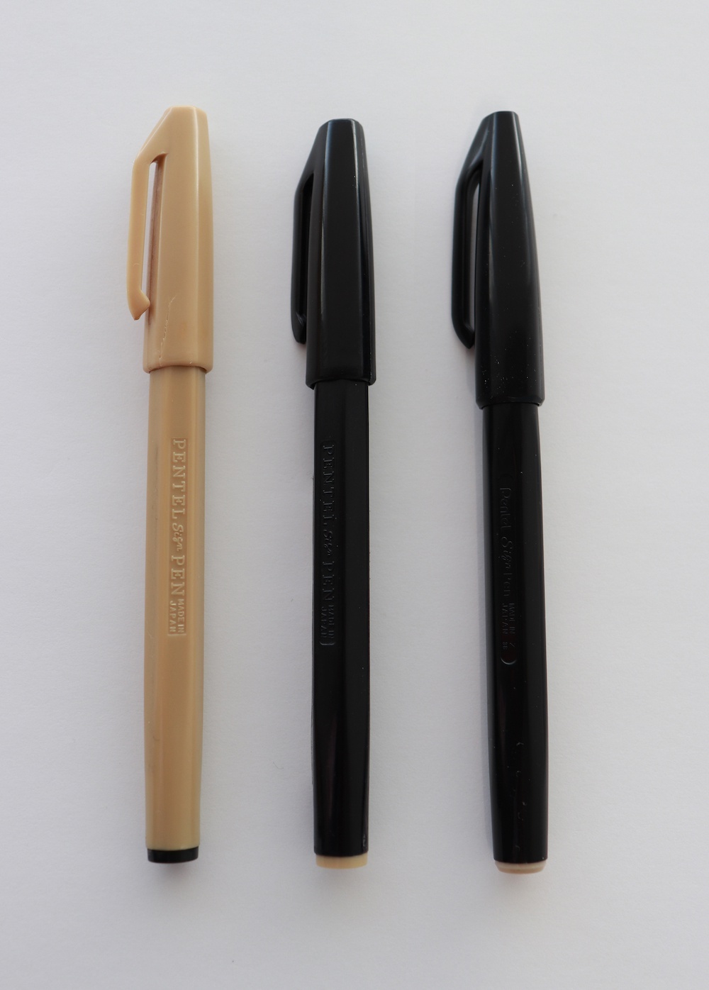 (写真左)初代サインペン　(写真中央)初代発売から1か月後に軸色をインキ色にしたサインペン　(写真右)現在のサインペン