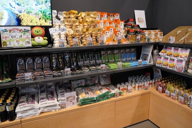 「発酵らぼ」では、自社商品だけでなく本社がある長野県産商品も並ぶ