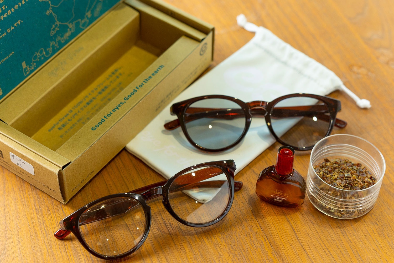 「サステナブルなサングラス」「サステナブルなブルーライトカット眼鏡」はともに1万5000円