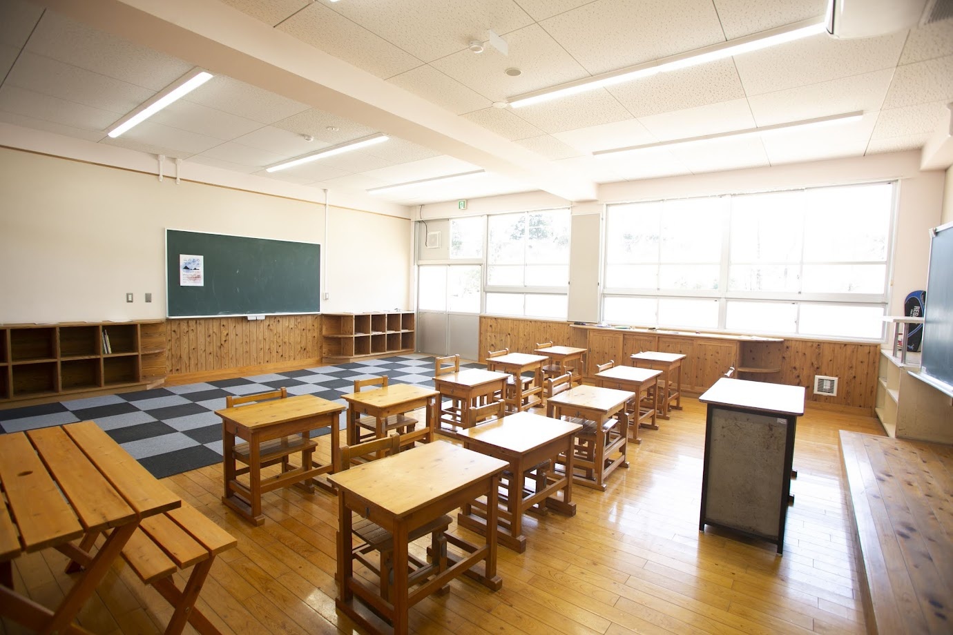 教室をリノベーションした、Wi-Fi完備の研修室(レンタルスペース)も用意されている(1H:500円、1DAY:3000円)