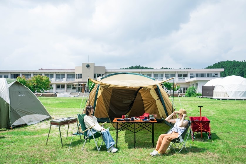 校庭にテントを張ってキャンプが楽しめるのも魅力のひとつ