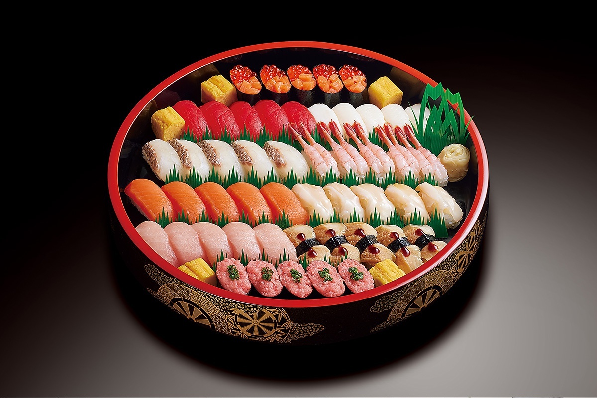 鮭イクラ・マグロなど11種類の寿司が盛られた、人気の『相模』(9504円／5人前50貫)※店舗・エリアにより商品内容・価格が異なります