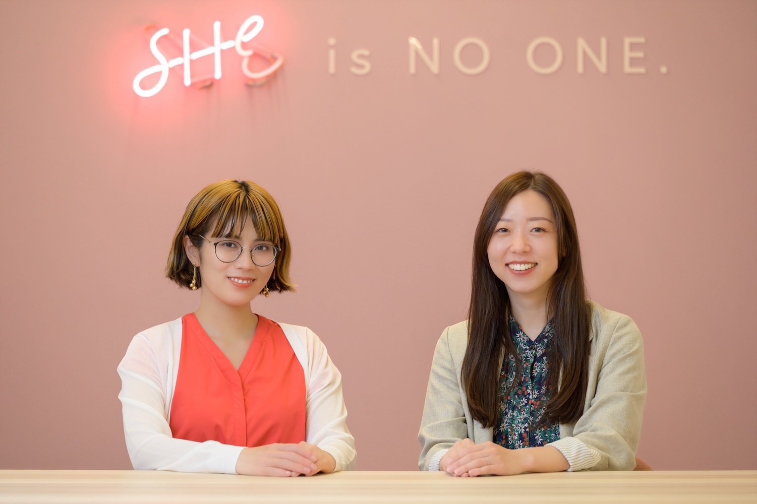 SHE株式会社コミュニティマネージャーの伊藤実希さん(写真右)と、SHElikes受講生の岡歩美さん(同左)