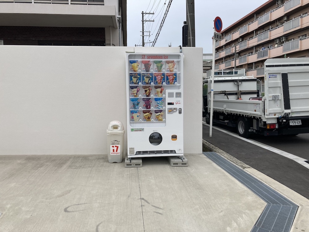  江崎グリコ大阪本社に設置されたセブンティーンアイスの自動販売機