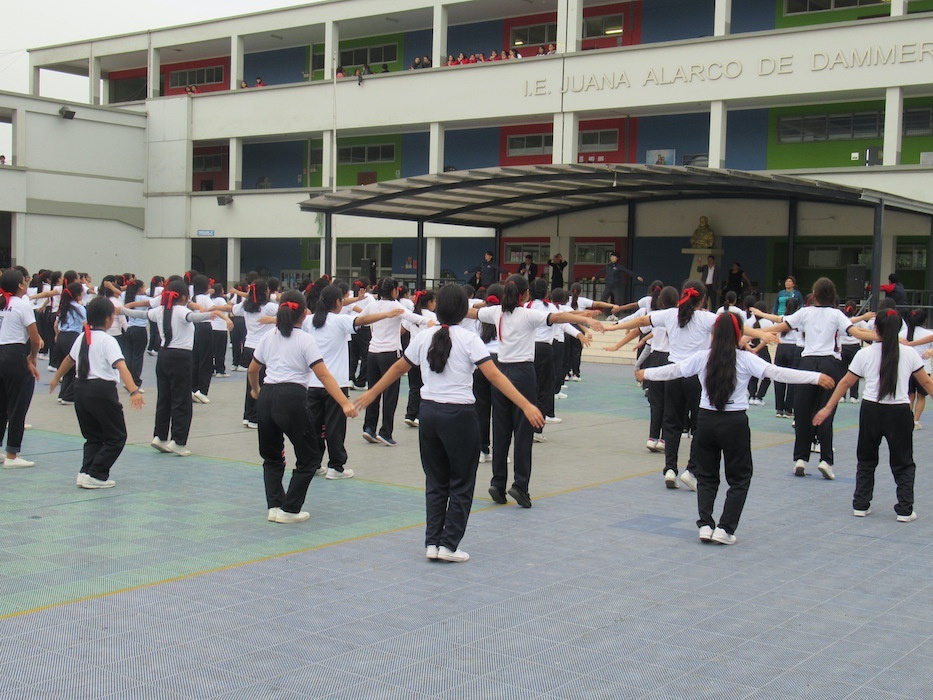 ラジオ体操を行うペルーの国立女学校の生徒たち