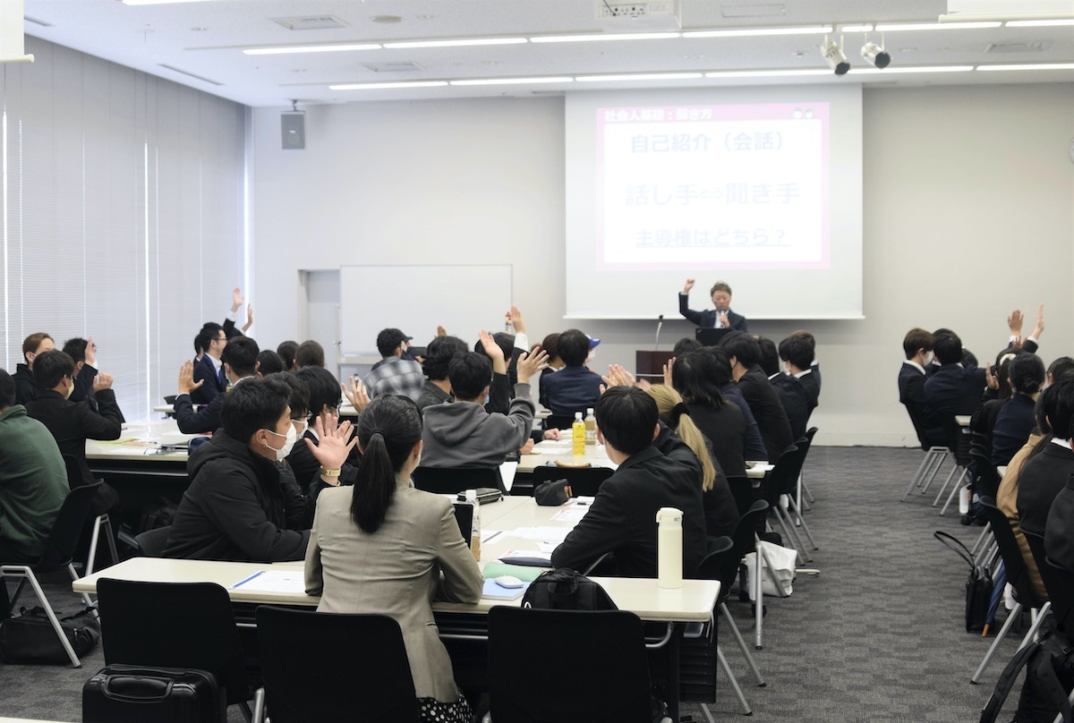 高卒の社会人1年目を対象にした研修「ROOKIE’S CLUB」東京会場での様子。企業への定着と「同期と一緒に成長」を目標に掲げる