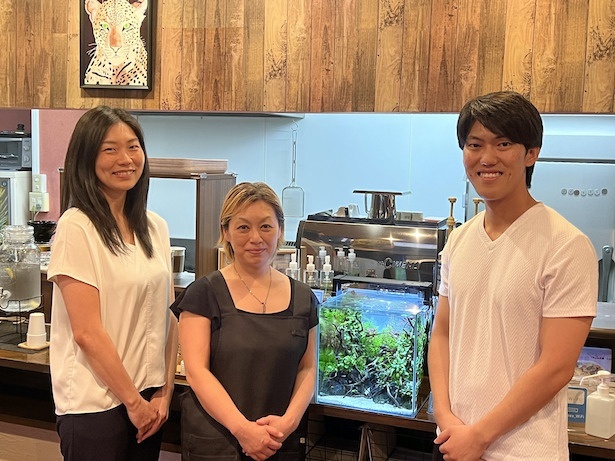左から「Aqua Channel」代表の河口さん、cafe facileの鎌田店主、運営スタッフ兼アクアリストの中山さん