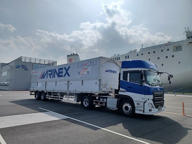 新門司フェリーターミナルから東京九州フェリーに乗り込むためのトラックが到着