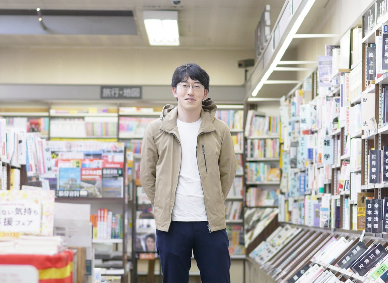 正和堂書店の小西康裕さん。オリジナルブックカバーのデザインはすべて小西さんのデザインだ