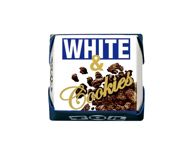 チロルチョコ〈ホワイト&クッキー〉。2007年に誕生し、リニューアルを経た商品