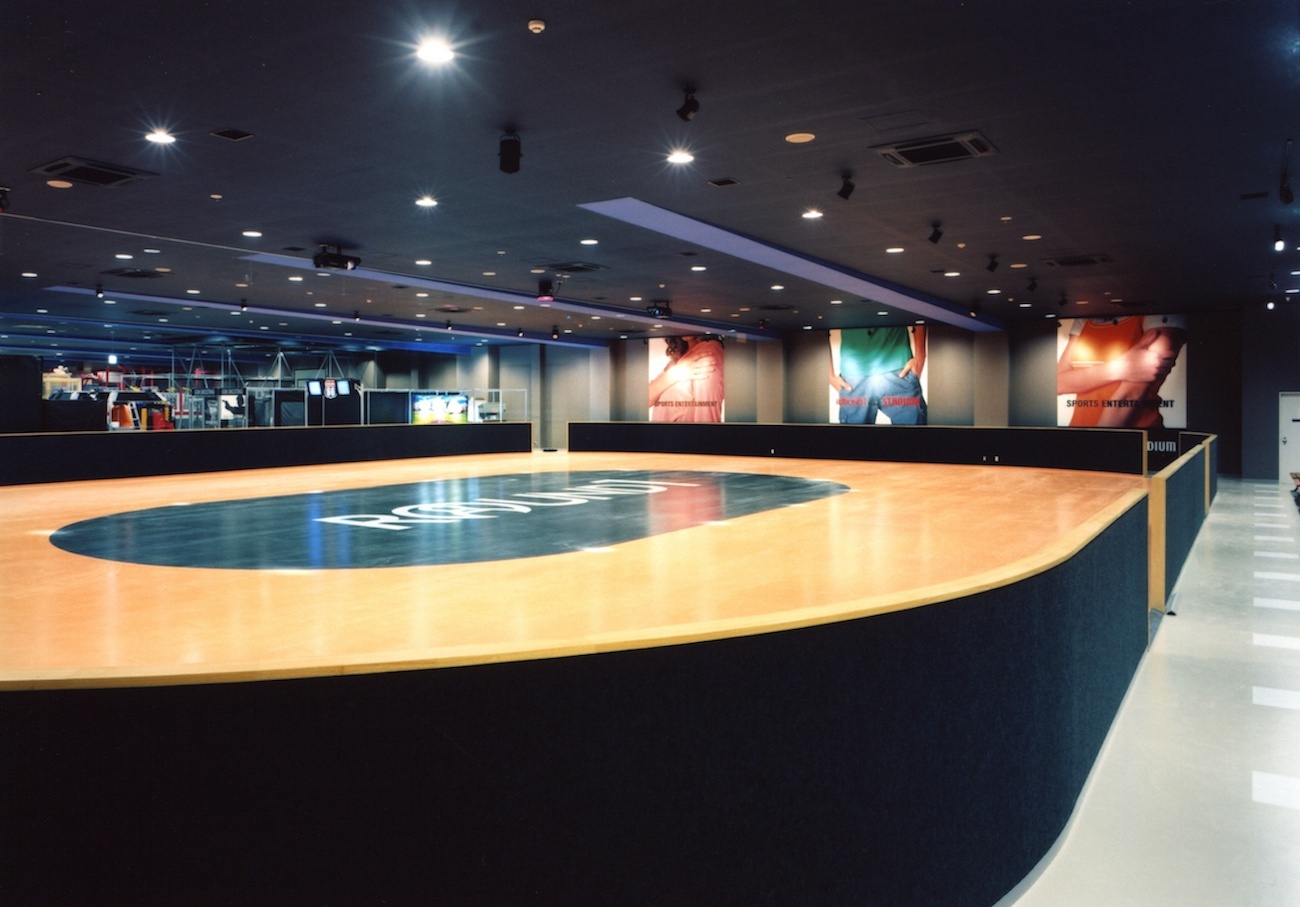 ラウンドワンスタジアム京都伏見店の「ローラーリンク」(2004年オープン当時)。ちなみにスポッチャは「スポーツ＋チャレンジ」の略称だ