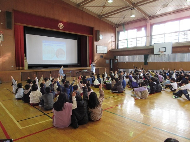兵庫県姫路市立別所小学校で開催された「メガネのZoff出張授業」の様子