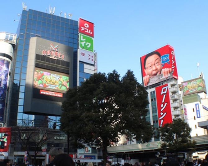 渋谷の屋外広告が話題に！ローソンが仕掛ける「盛りすぎチャレンジ」の誕生秘話とユニークなプロモーションの裏側に迫る